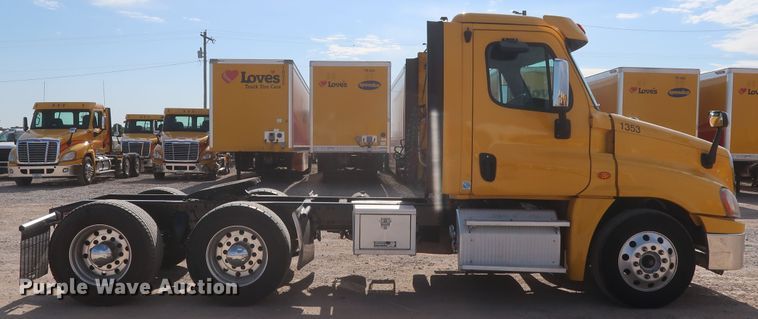 image for item HA9106 2016 Freightliner Cascadia 125  semi truck