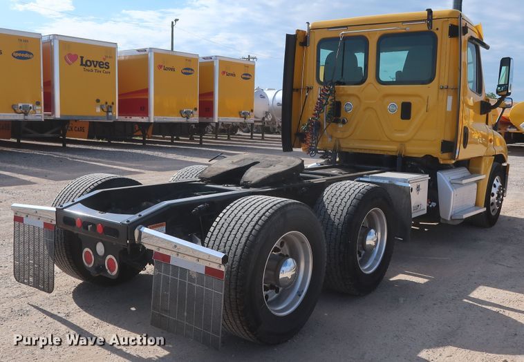 image for item HA9106 2016 Freightliner Cascadia 125  semi truck