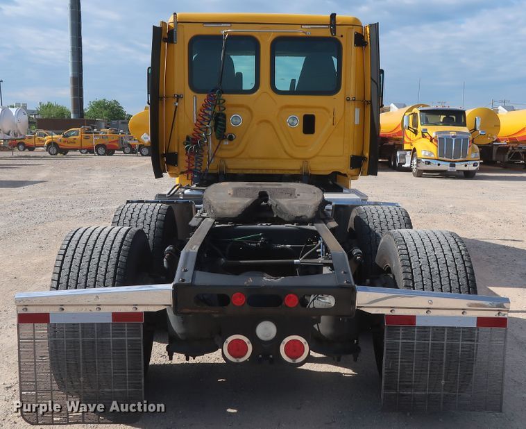 image for item HA9106 2016 Freightliner Cascadia 125  semi truck