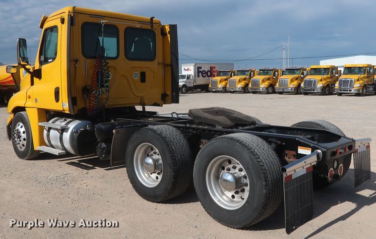 image for item HA9106 2016 Freightliner Cascadia 125  semi truck