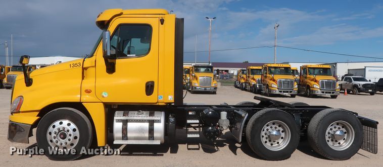 image for item HA9106 2016 Freightliner Cascadia 125  semi truck