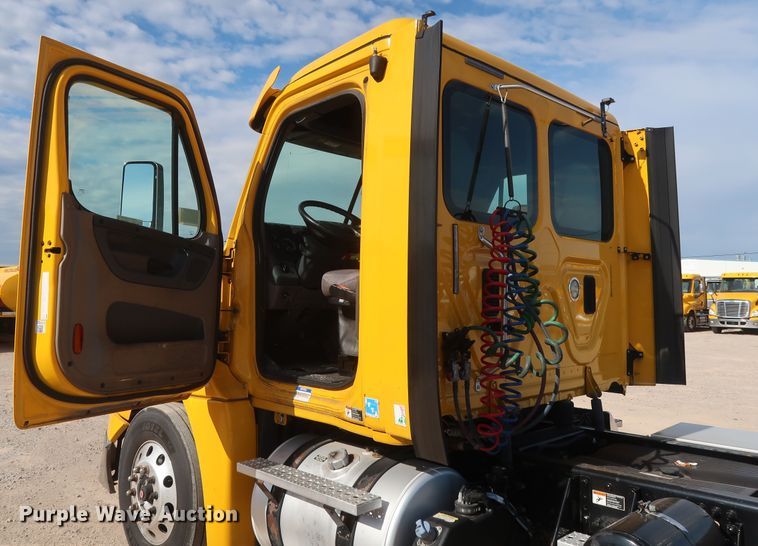 image for item HA9106 2016 Freightliner Cascadia 125  semi truck