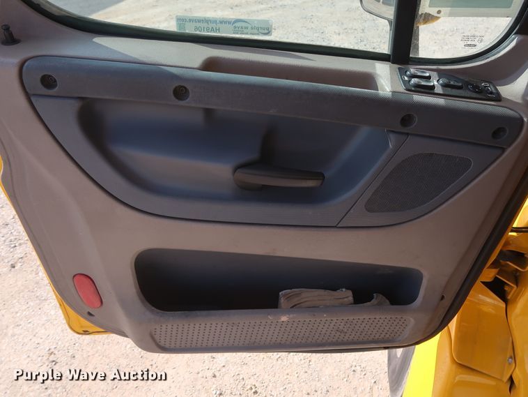 image for item HA9106 2016 Freightliner Cascadia 125  semi truck