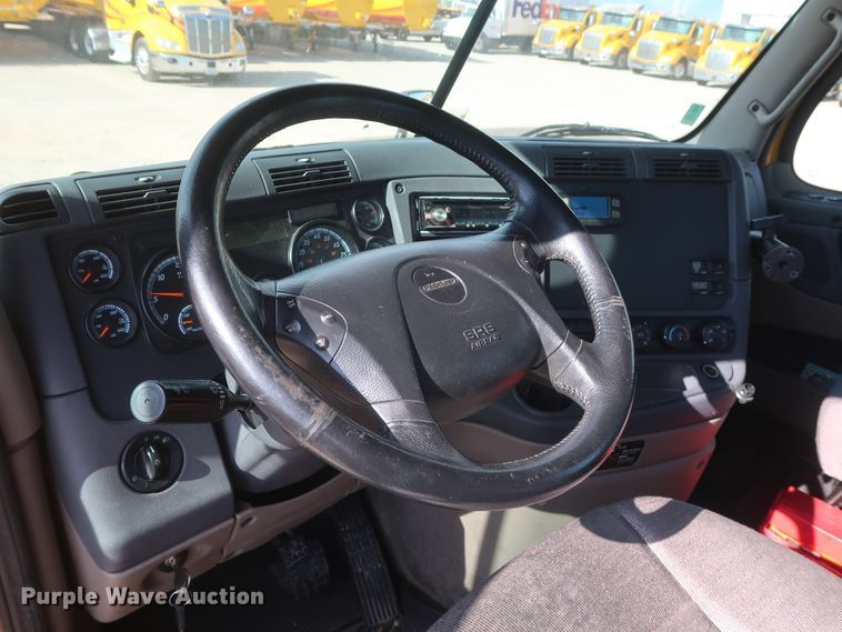 image for item HA9106 2016 Freightliner Cascadia 125  semi truck