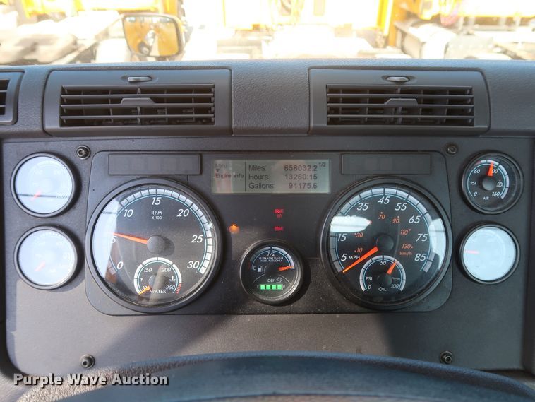 image for item HA9106 2016 Freightliner Cascadia 125  semi truck