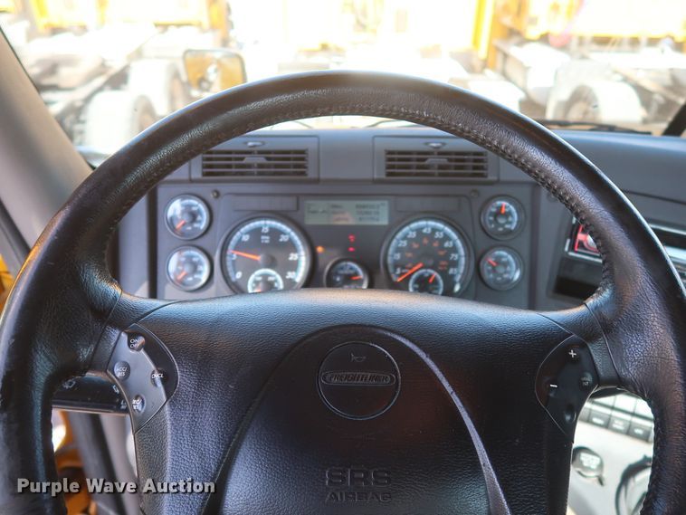 image for item HA9106 2016 Freightliner Cascadia 125  semi truck