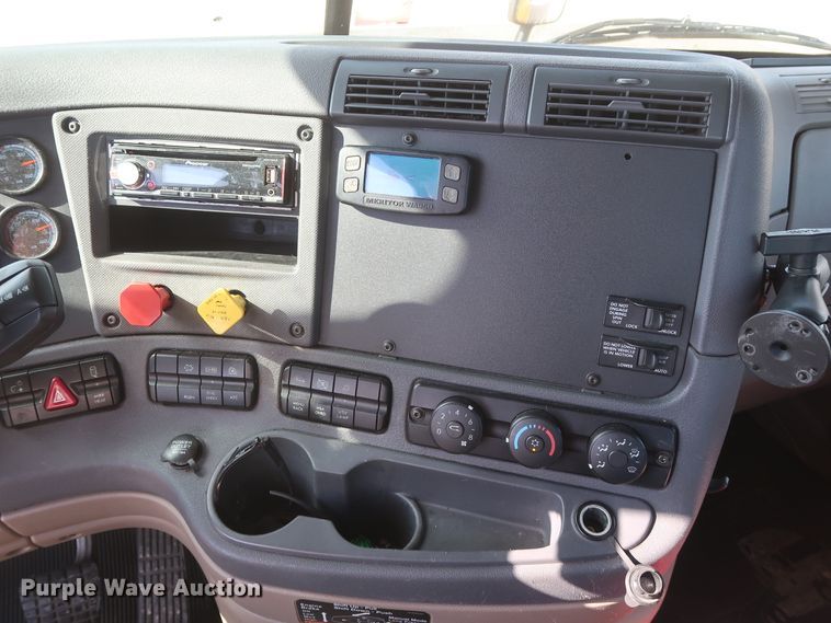 image for item HA9106 2016 Freightliner Cascadia 125  semi truck