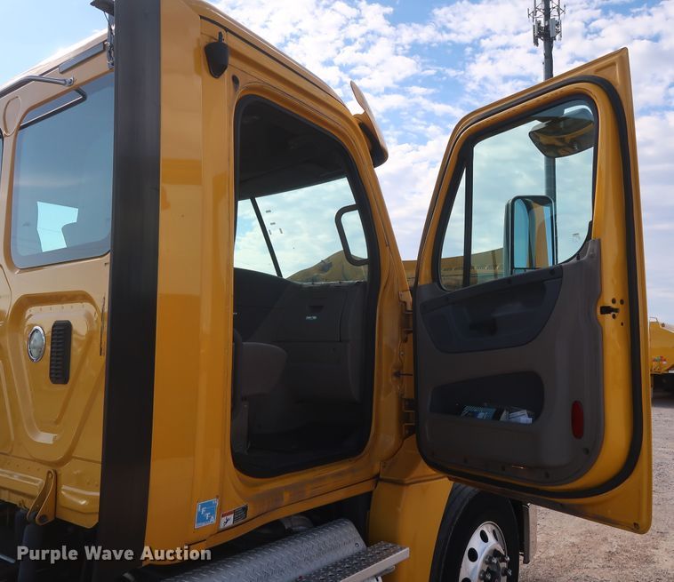 image for item HA9106 2016 Freightliner Cascadia 125  semi truck