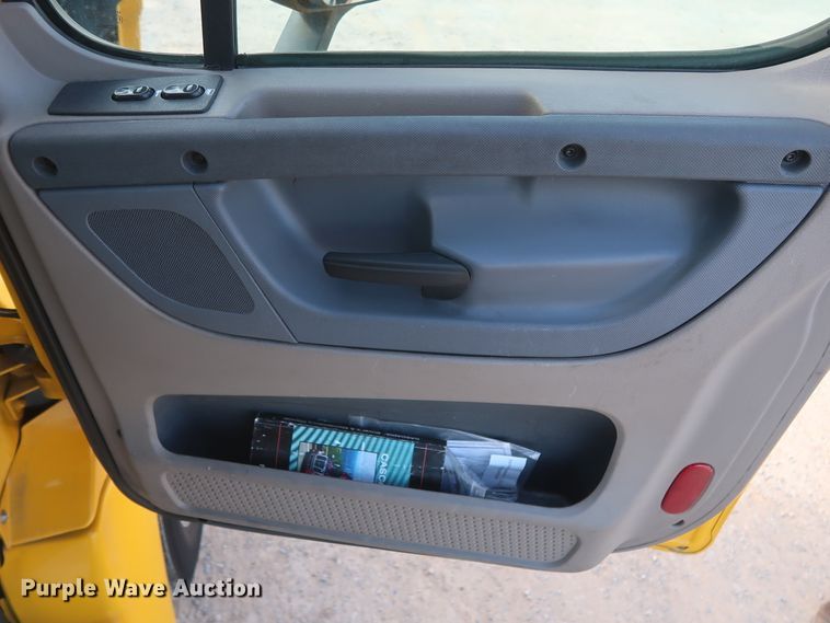 image for item HA9106 2016 Freightliner Cascadia 125  semi truck