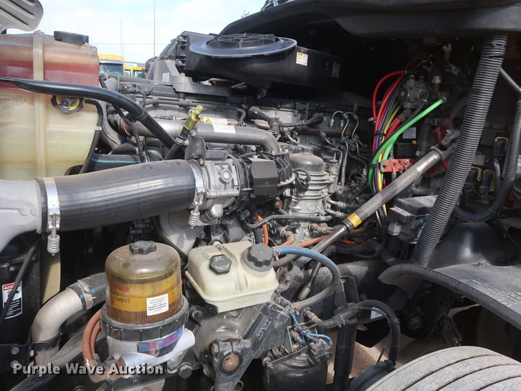 image for item HA9106 2016 Freightliner Cascadia 125  semi truck