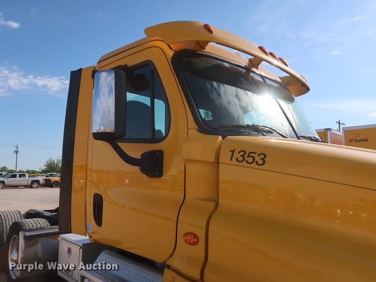 image for item HA9106 2016 Freightliner Cascadia 125  semi truck