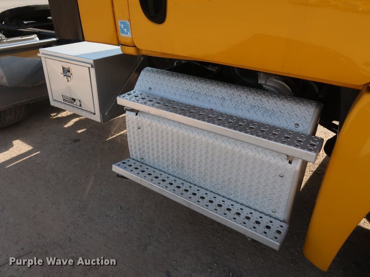 image for item HA9106 2016 Freightliner Cascadia 125  semi truck