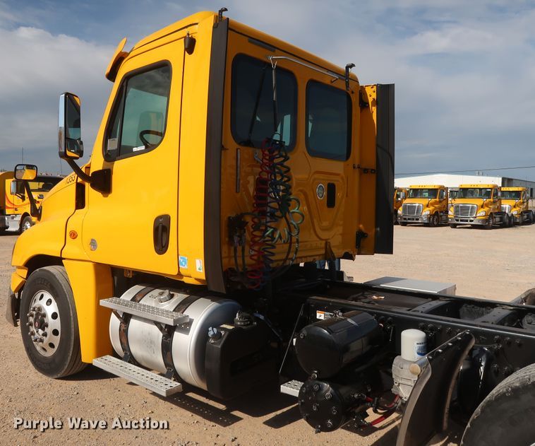 image for item HA9106 2016 Freightliner Cascadia 125  semi truck