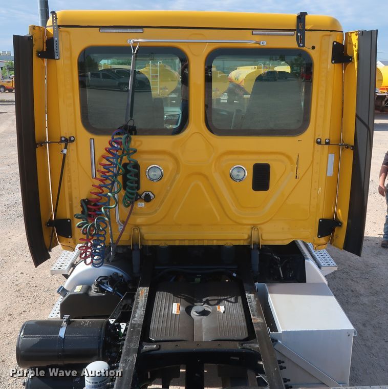 image for item HA9106 2016 Freightliner Cascadia 125  semi truck