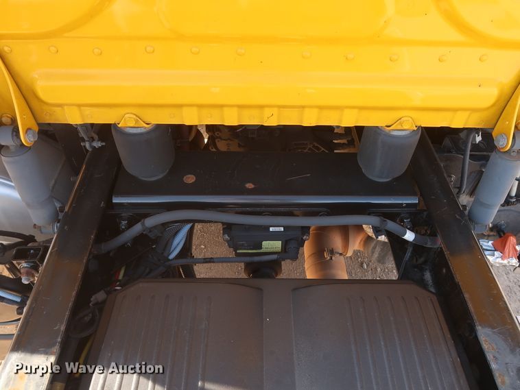 image for item HA9106 2016 Freightliner Cascadia 125  semi truck