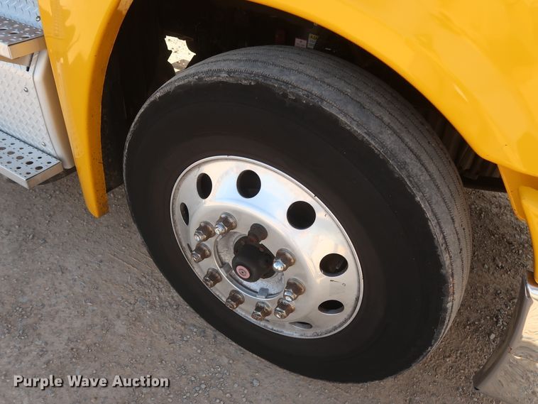 image for item HA9106 2016 Freightliner Cascadia 125  semi truck