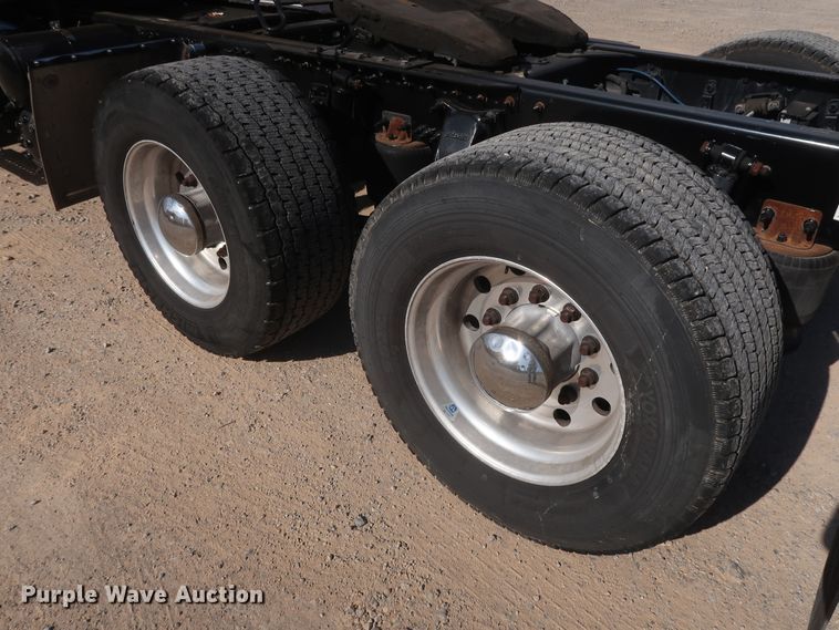 image for item HA9106 2016 Freightliner Cascadia 125  semi truck