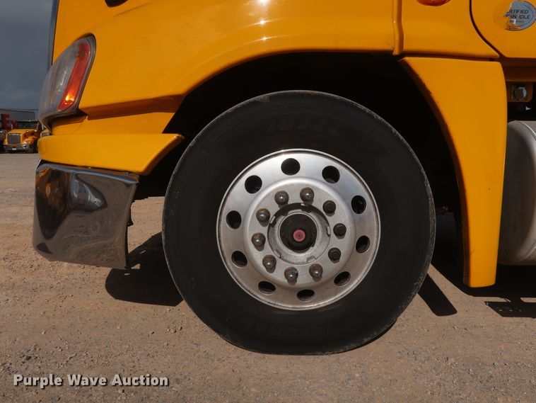 image for item HA9106 2016 Freightliner Cascadia 125  semi truck