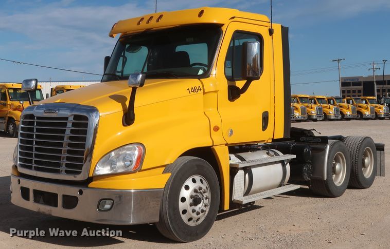 image for item HA9107 2017 Freightliner Cascadia 125  semi truck