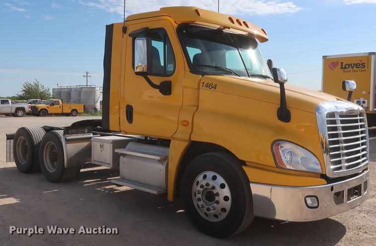 image for item HA9107 2017 Freightliner Cascadia 125  semi truck