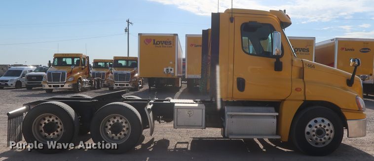 image for item HA9107 2017 Freightliner Cascadia 125  semi truck