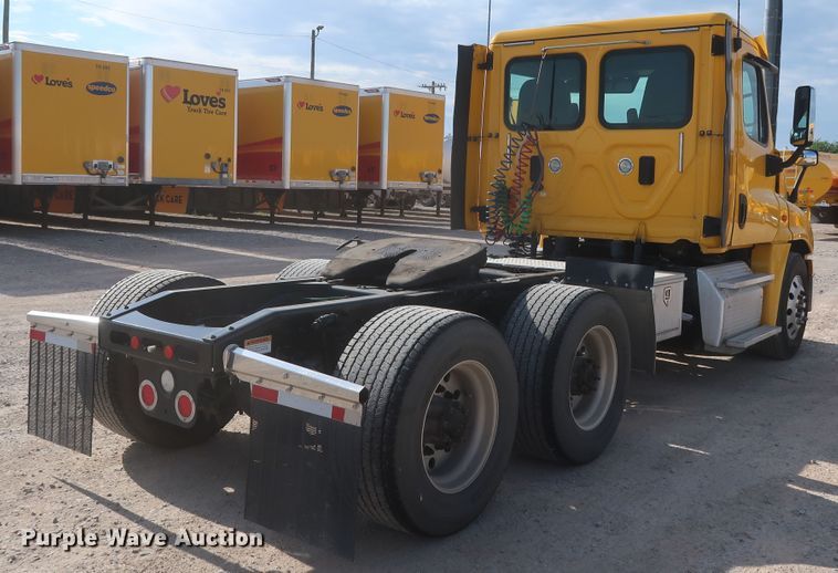 image for item HA9107 2017 Freightliner Cascadia 125  semi truck