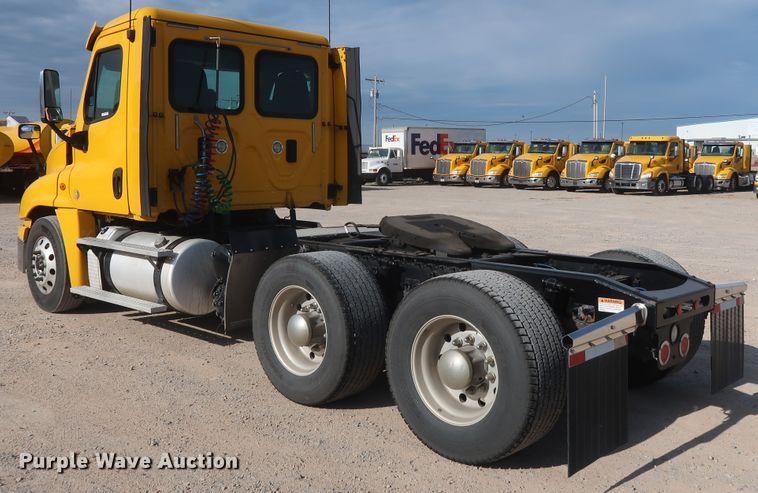 image for item HA9107 2017 Freightliner Cascadia 125  semi truck