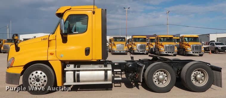 image for item HA9107 2017 Freightliner Cascadia 125  semi truck