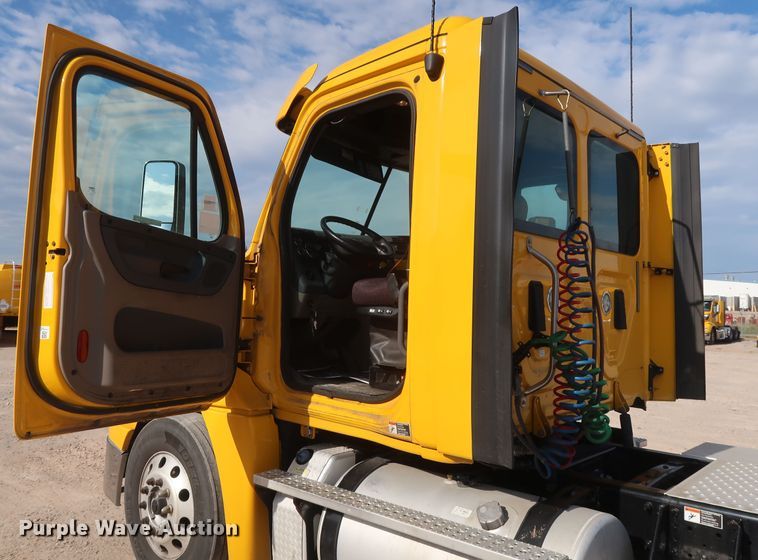 image for item HA9107 2017 Freightliner Cascadia 125  semi truck