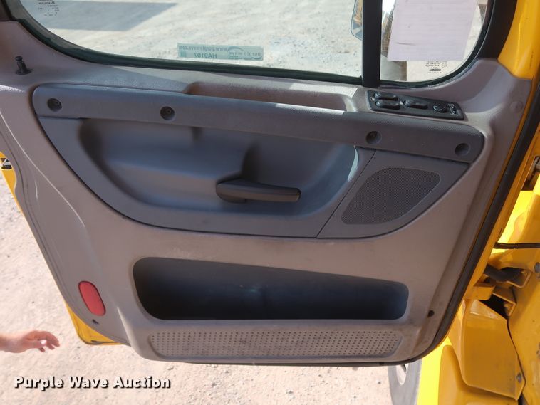 image for item HA9107 2017 Freightliner Cascadia 125  semi truck