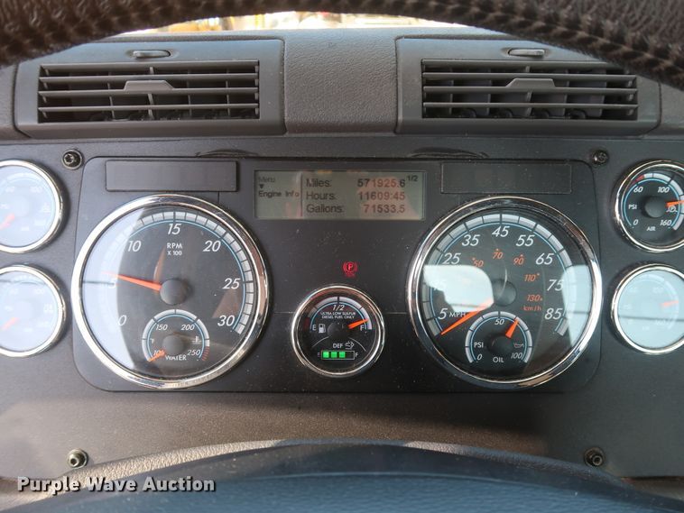 image for item HA9107 2017 Freightliner Cascadia 125  semi truck