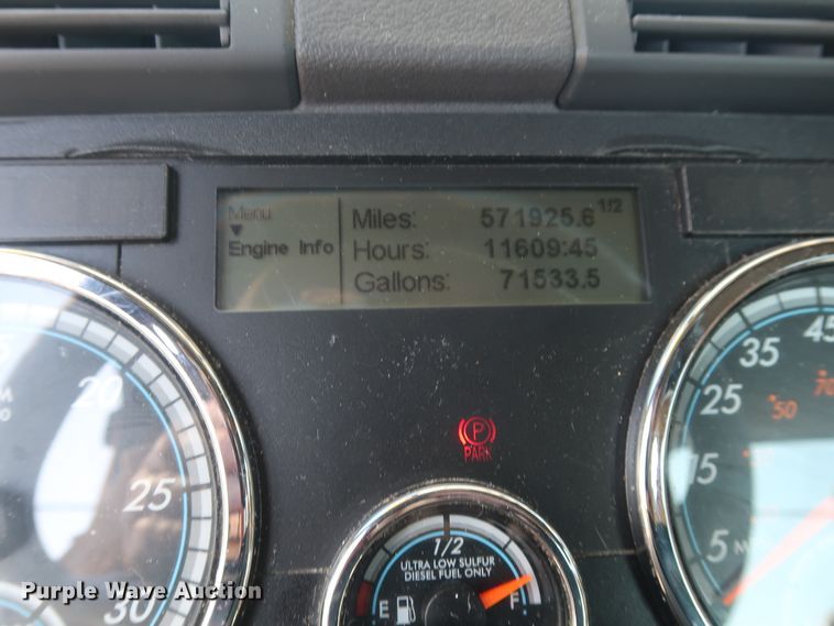 image for item HA9107 2017 Freightliner Cascadia 125  semi truck