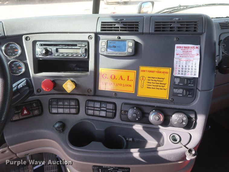 image for item HA9107 2017 Freightliner Cascadia 125  semi truck