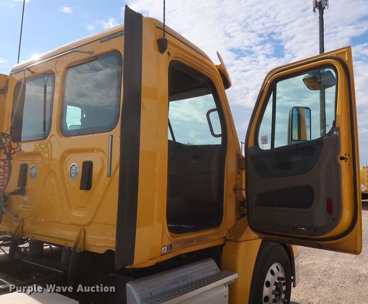 image for item HA9107 2017 Freightliner Cascadia 125  semi truck