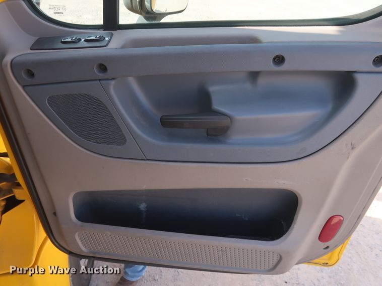 image for item HA9107 2017 Freightliner Cascadia 125  semi truck