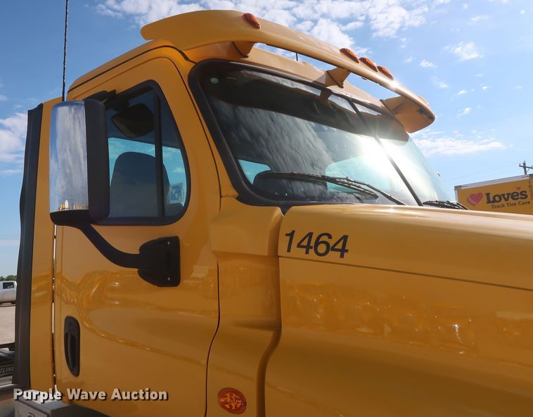 image for item HA9107 2017 Freightliner Cascadia 125  semi truck