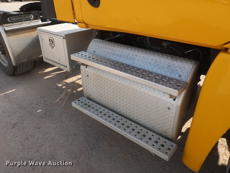 image for item HA9107 2017 Freightliner Cascadia 125  semi truck