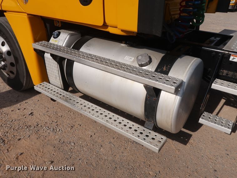 image for item HA9107 2017 Freightliner Cascadia 125  semi truck