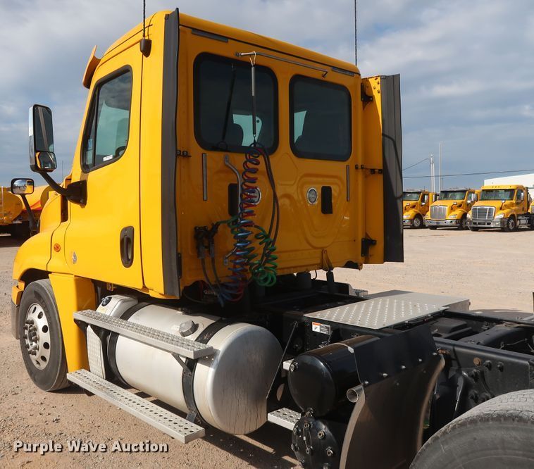 image for item HA9107 2017 Freightliner Cascadia 125  semi truck