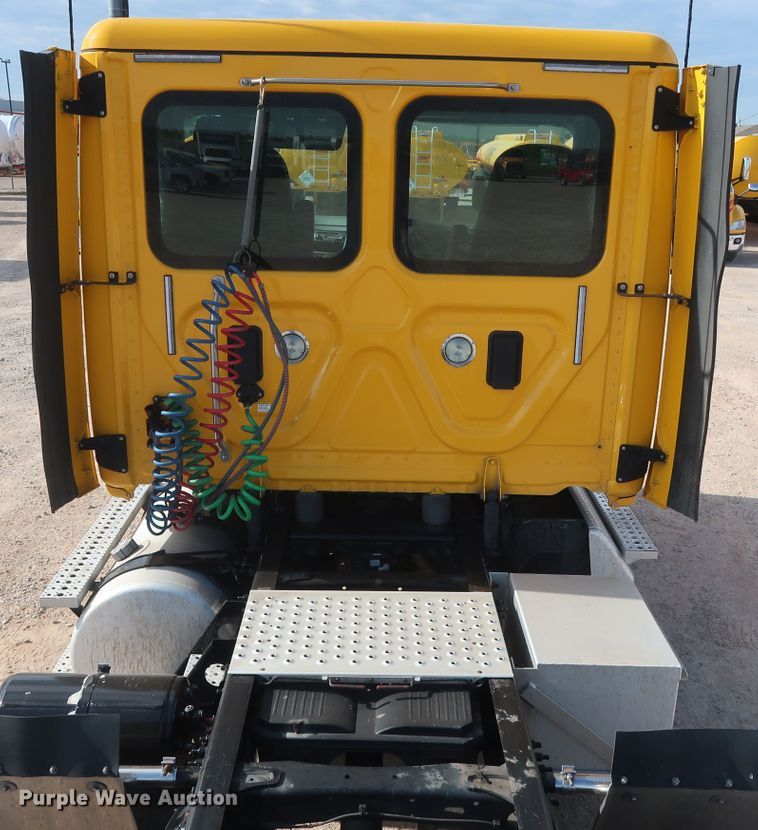 image for item HA9107 2017 Freightliner Cascadia 125  semi truck