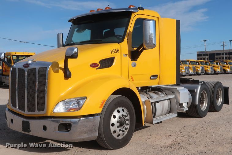image for item HA9108 2016 Peterbilt 579  semi truck
