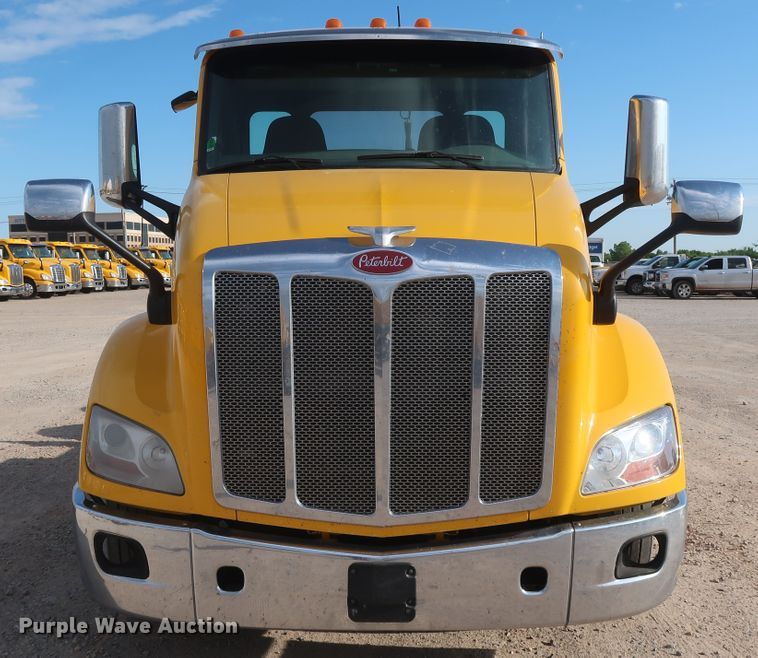 image for item HA9108 2016 Peterbilt 579  semi truck