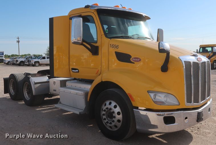 image for item HA9108 2016 Peterbilt 579  semi truck
