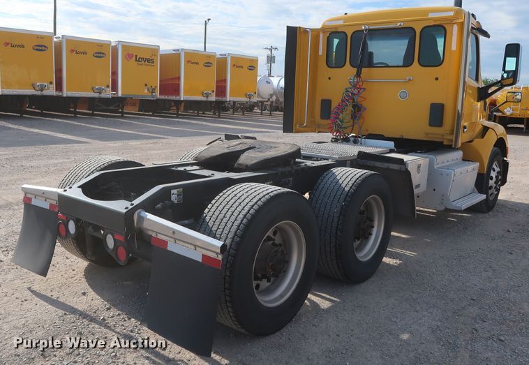 image for item HA9108 2016 Peterbilt 579  semi truck