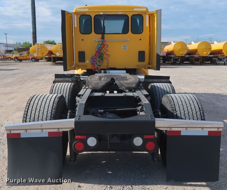 image for item HA9108 2016 Peterbilt 579  semi truck