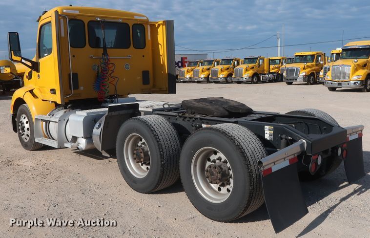 image for item HA9108 2016 Peterbilt 579  semi truck