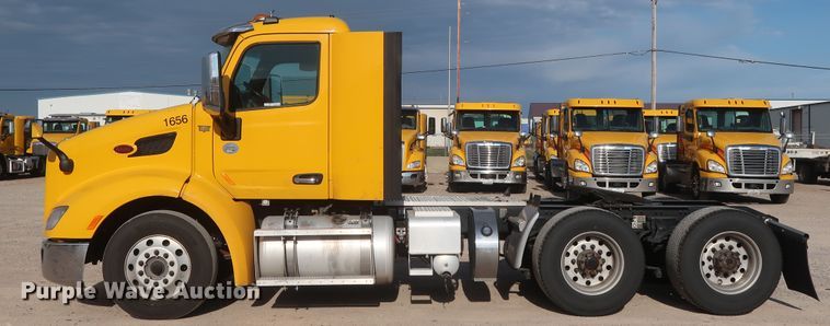 image for item HA9108 2016 Peterbilt 579  semi truck