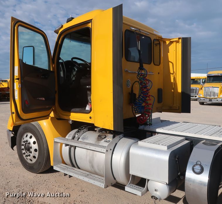 image for item HA9108 2016 Peterbilt 579  semi truck