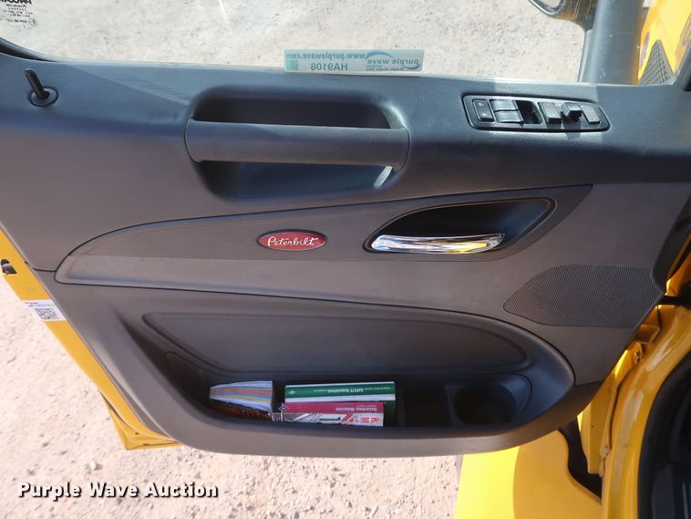 image for item HA9108 2016 Peterbilt 579  semi truck