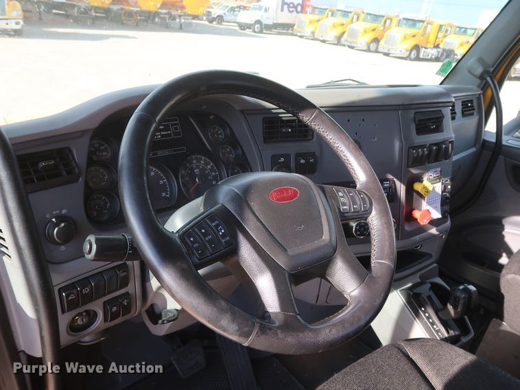 image for item HA9108 2016 Peterbilt 579  semi truck